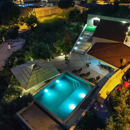 Mediterranean Oasis Seaside With Pool Villa Split