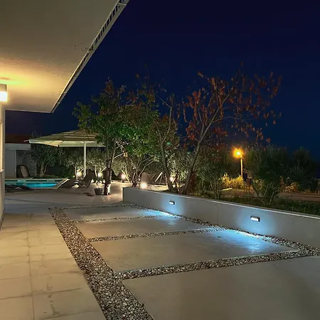 Mediterranean Oasis Seaside With Pool Vila *