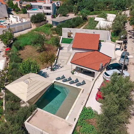 Villa Mediterranean Oasis Seaside With Pool Split