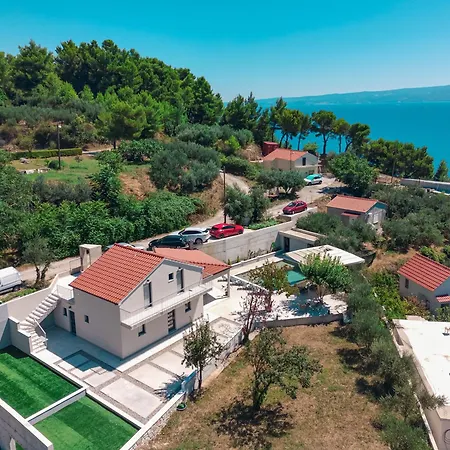 Villa Mediterranean Oasis Seaside With Pool *