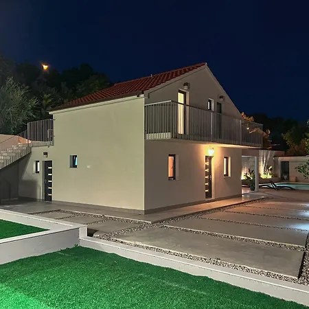 Villa Mediterranean Oasis Seaside With Pool Split