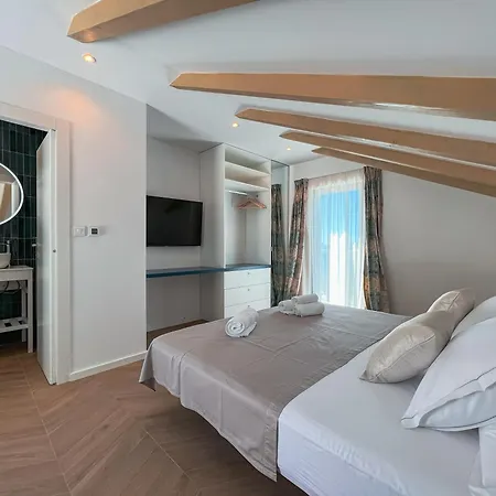 Mediterranean Oasis Seaside With Pool Villa *