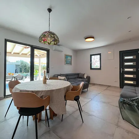 Villa Mediterranean Oasis Seaside With Pool *