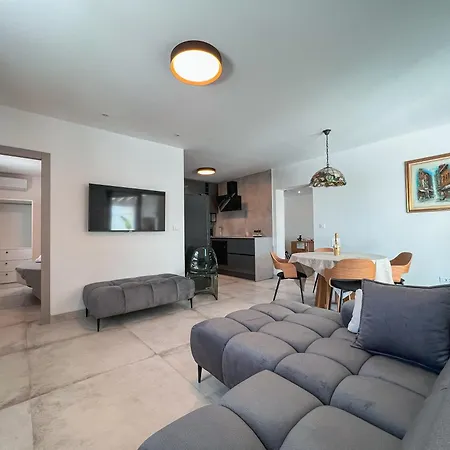 Villa Mediterranean Oasis Seaside With Pool Split