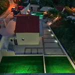 Mediterranean Oasis Seaside With Pool וילה