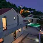 Mediterranean Oasis Seaside With Pool וילה