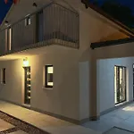 Mediterranean Oasis Seaside With Pool ספליט