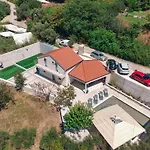 Mediterranean Oasis Seaside With Pool ספליט