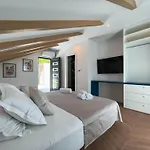 Mediterranean Oasis Seaside With Pool וילה