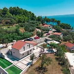 וילה Mediterranean Oasis Seaside With Pool *