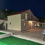 וילה Mediterranean Oasis Seaside With Pool ספליט