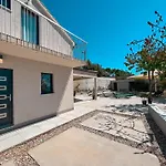 Mediterranean Oasis Seaside With Pool וילה