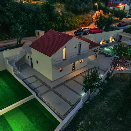 Villa Mediterranean Oasis Seaside With Pool *