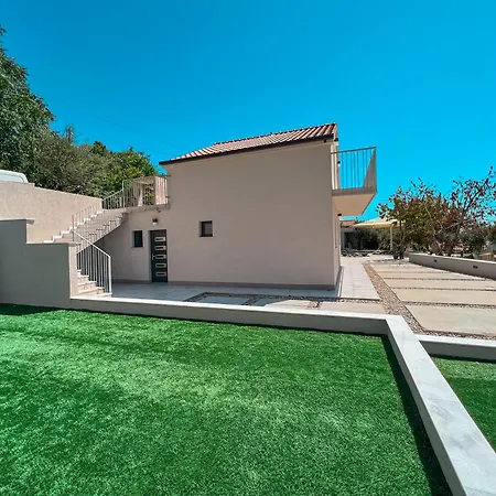 Villa Mediterranean Oasis Seaside With Pool Split